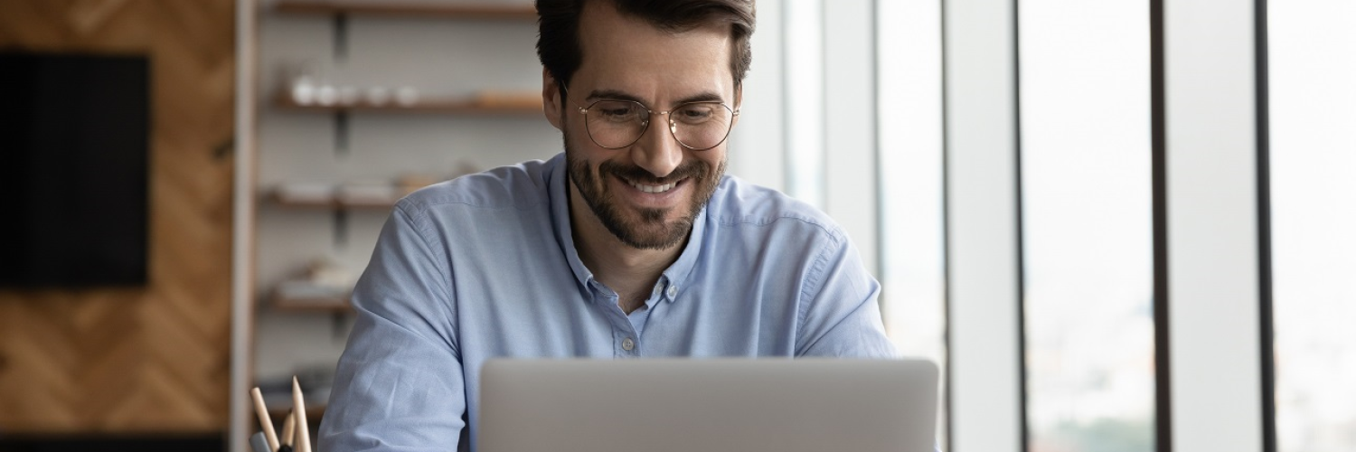 laptop Mann in blauem Hemd arbeitet am Laptop